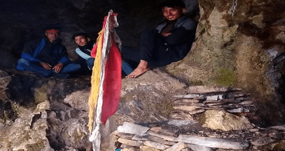 लकडाउनमा लोकप्रिय बन्दै बझाङको कैलाश गुफा
