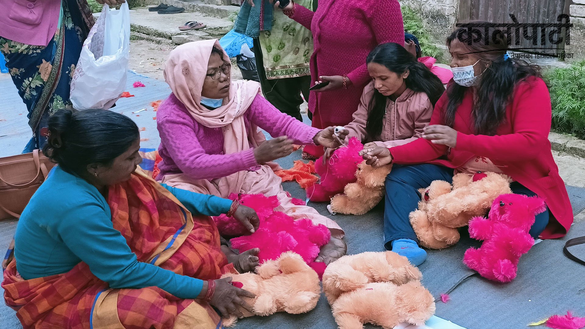 खेलौना बनाएर जीविकोपार्जन गर्दै अपाङ्गता भएका महिला