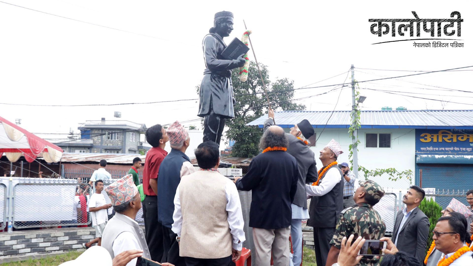 प्रधानमन्त्री देउवाबाट भानुको प्रतिमामा माल्यार्पण