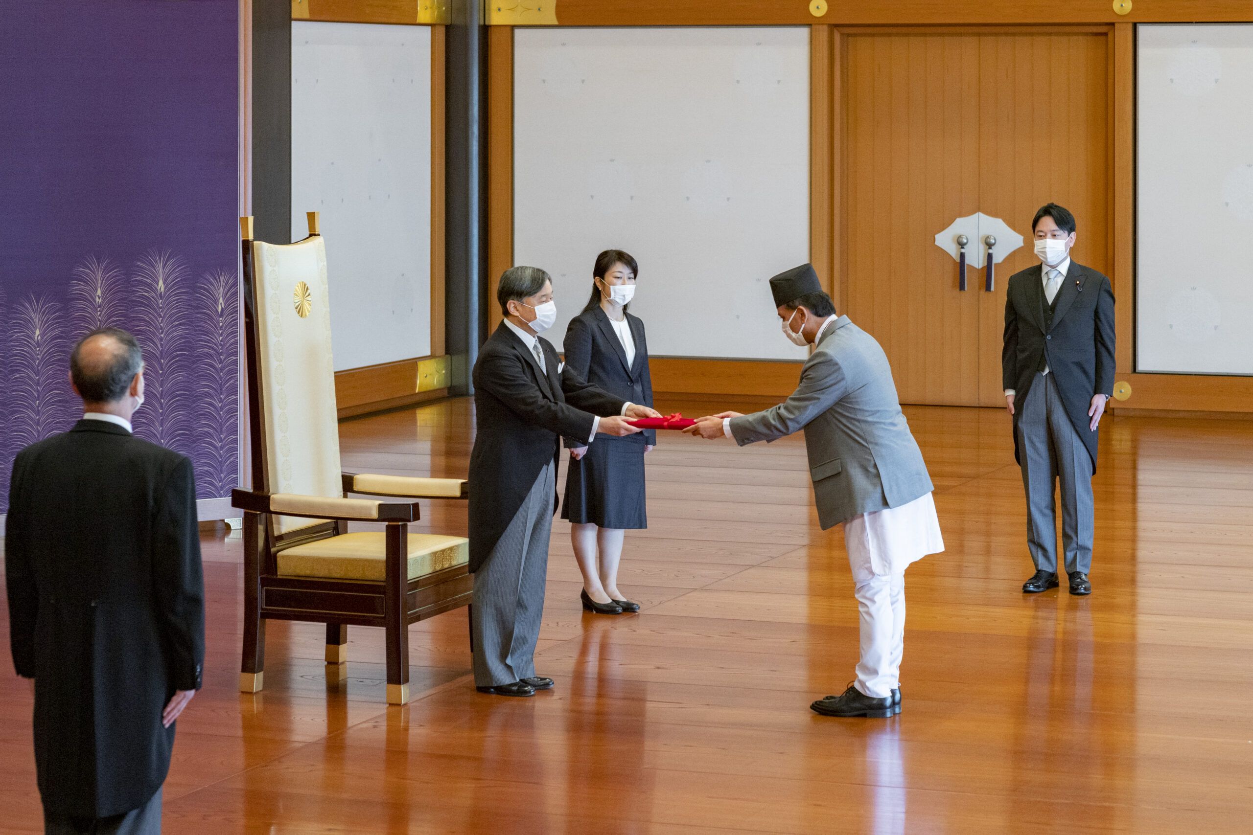जापानका लागि नेपालका राजदूत डा सुवेदीद्वारा ओहोदाको प्रमाणपत्र प्रस्तुत